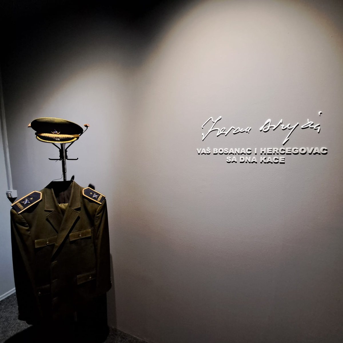 italyinbih's tweet photo. Exposition to commemorate General Jovan Divjak at Bosnia and Herzegovina Historical Museum, remembering his committment for a multiethnic 🇧🇦 and for the Bosnian-Herzegovinian youth 🇧🇦🇮🇹 #Divjak #ObrazovanjegradiBiH https://t.co/ZBOWfEvxte