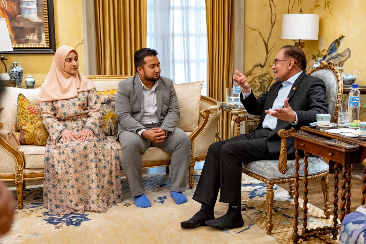 anwaribrahim's tweet image. Hari ini saya dan Azizah sempat bertemu dengan aktivis kemanusiaan saudara Muhammad Nadir Al-Nuri bersama keluarganya di Kompleks Seri Perdana.

Alhamdulillah, gembira melihat isteri dan anak-anaknya kini berada dalam keadaan baik selepas melalui penderitaan yang panjang di…