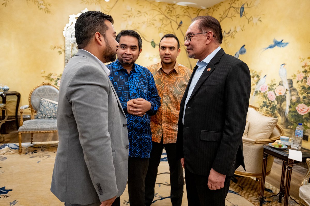 anwaribrahim's tweet image. Hari ini saya dan Azizah sempat bertemu dengan aktivis kemanusiaan saudara Muhammad Nadir Al-Nuri bersama keluarganya di Kompleks Seri Perdana.

Alhamdulillah, gembira melihat isteri dan anak-anaknya kini berada dalam keadaan baik selepas melalui penderitaan yang panjang di…