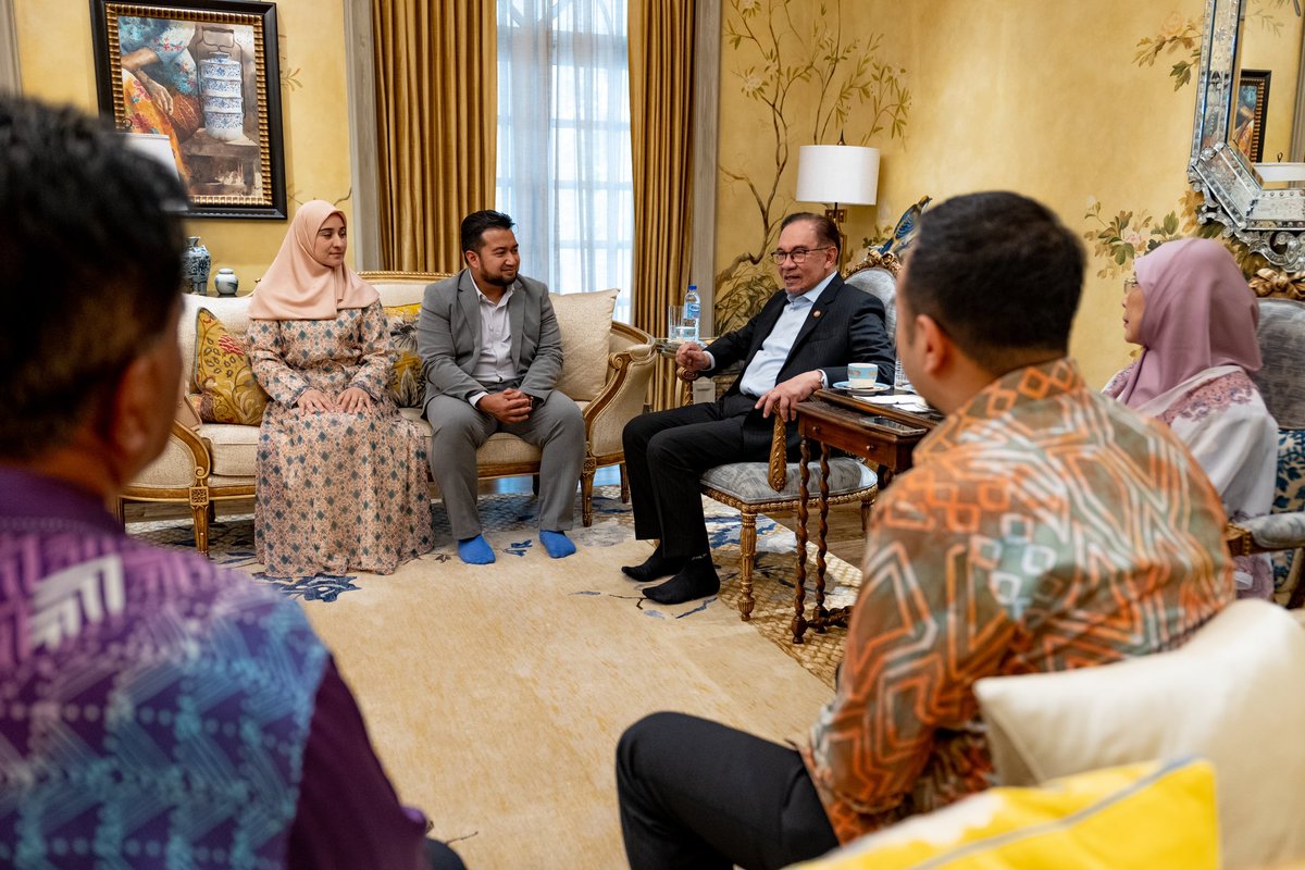 anwaribrahim's tweet image. Hari ini saya dan Azizah sempat bertemu dengan aktivis kemanusiaan saudara Muhammad Nadir Al-Nuri bersama keluarganya di Kompleks Seri Perdana.

Alhamdulillah, gembira melihat isteri dan anak-anaknya kini berada dalam keadaan baik selepas melalui penderitaan yang panjang di…