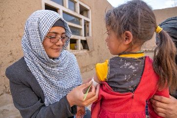 Inspired by health workers like Fatima who visits every home in her village, checking children for #malnutrition & referring them for treatment. With your support @JapaninAFG @ECHO_Asia, @UNICEF delivers supplies to help Fatima & other health workers screen and treat #children.
