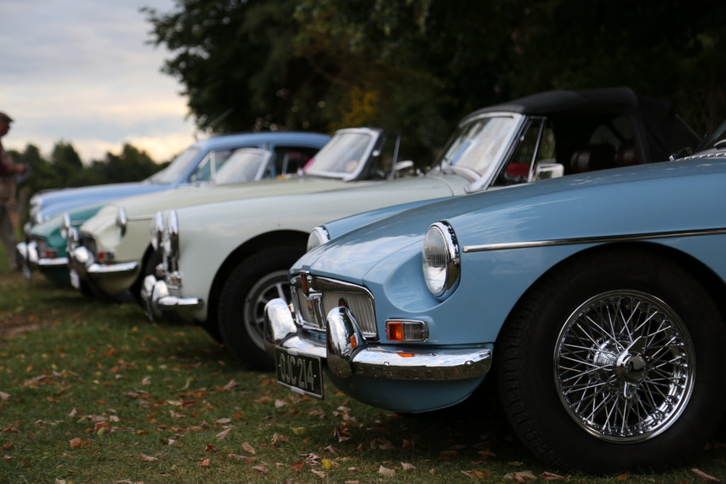This Sunday a touch of glamour arrives at Cogges as the #MG Car Club visit for their annual St. George's Day run! Treat yourself to a glass of bubbly, cream tea or cake and see the classic cars @MGAbingdonWorks 21 April, from12pm 🥂🕶️ cogges.org.uk/Event/mg-car-c…