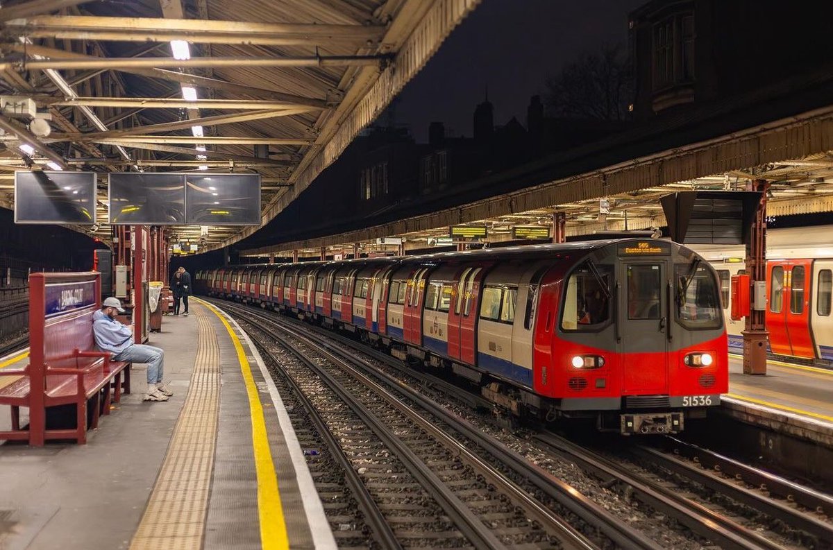 London Underground at night 🛑 Courtesy of @ southlondonrailwayphotography