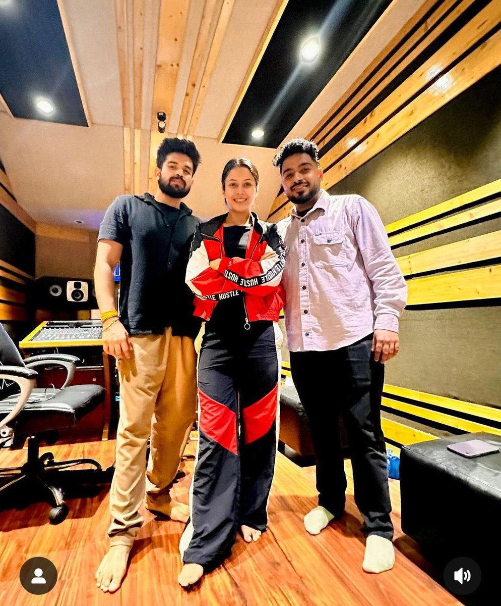 Purepunjaban04's tweet photo. Unseen pics of @ishehnaaz_gill from the recording studio 

#ShehnaazGill 
#DhupLagdi https://t.co/yRhwegHQHV