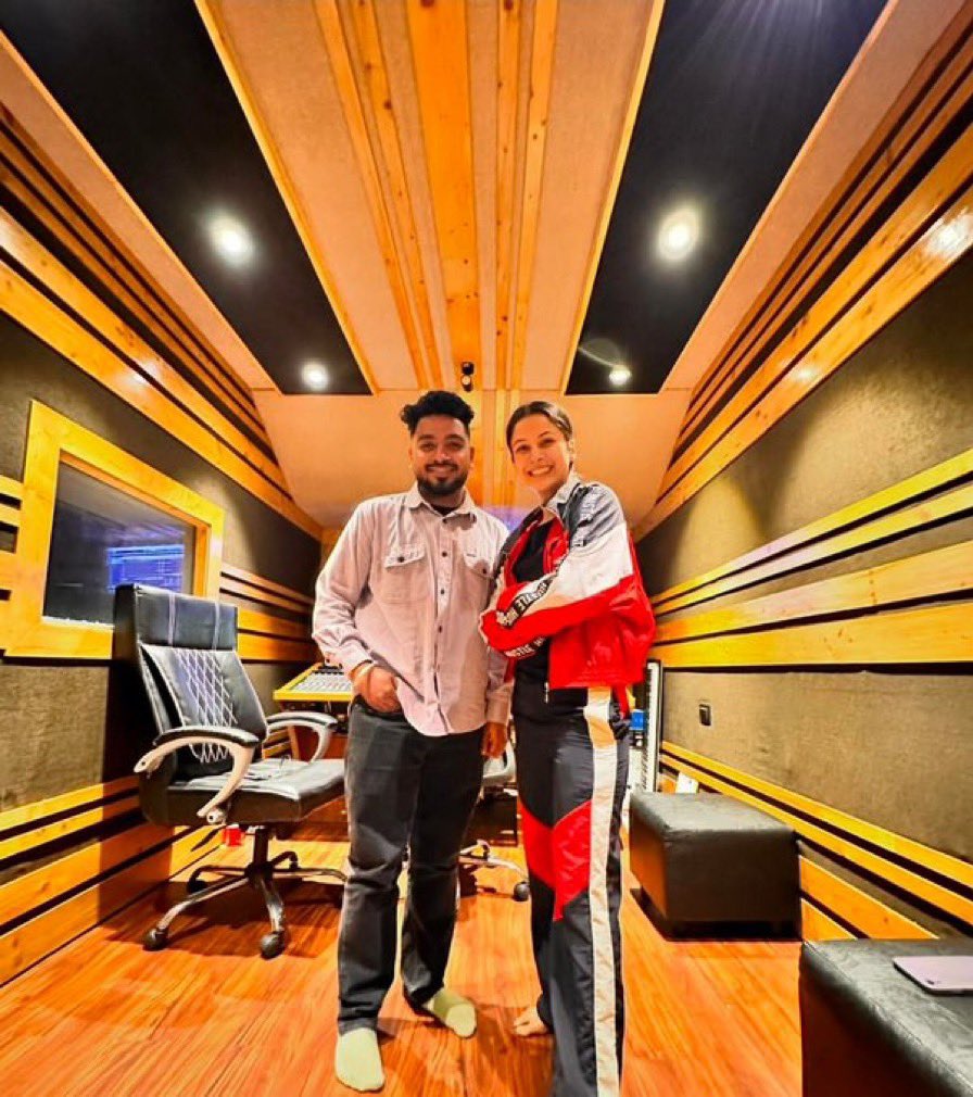 Purepunjaban04's tweet photo. Unseen pics of @ishehnaaz_gill from the recording studio 

#ShehnaazGill 
#DhupLagdi https://t.co/yRhwegHQHV