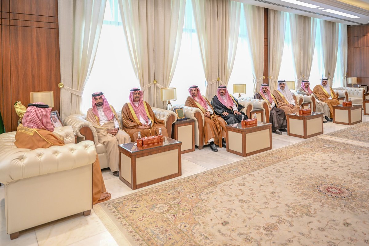 emara_hail's tweet photo. سمو #أمير_منطقة_حائل يستقبل محافظي المحافظات بالمنطقة الذين قدموا التهنئة لسموه بمناسبة #عيد_الفطر المبارك، حيث بادلهم سموه التهنئة بهذه المناسبة ووجه بالعمل الجاد والمخلص لتطوير المحافظات والارتقاء بالخدمات المقدمة للمواطن والمقيم. https://t.co/WcKNuFfmEN