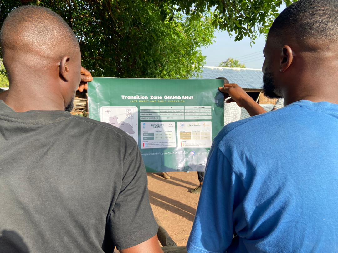 With @GhanaMet & @Csir_Crops, we engaged with more than 900 farmers & 80 extension officers in #Ghana's Bono East and Central regions to present the 2024 seasonal forecast & to give guidance on how farmers can prepare for the predicted short planting season. 1/2