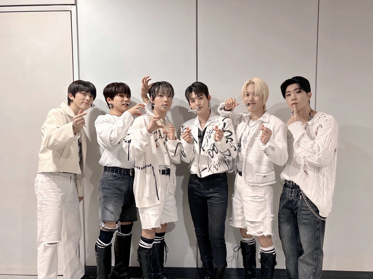 ONF_offcl's tweet photo. [#LightONF] 24.04.17 쇼챔피언 📸

천사 같은 미소로 찾아와 온앤오프를 응원해 준 퓨즈들 덕분에 무대를 완벽하게 마무리할 수 있었어요. 남은 방송도 같이 함께해요 😈

#온앤오프 #ONF
#BYE_MY_MONSTER
#BEAUTIFUL_SHADOW https://t.co/n1gm174Vy6