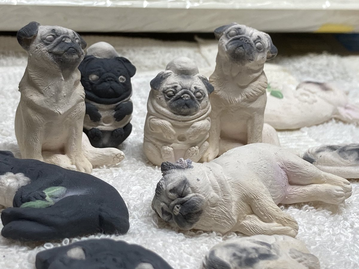エアブラシ作業へ。
#pug  #puglove #dog #art #contemporaryart #fineart #japanart  #sculpture  #ceramics #ceramicsculpture  #パグ #犬 #猫 #アート #現代アート #芸術 #彫刻  #磁器