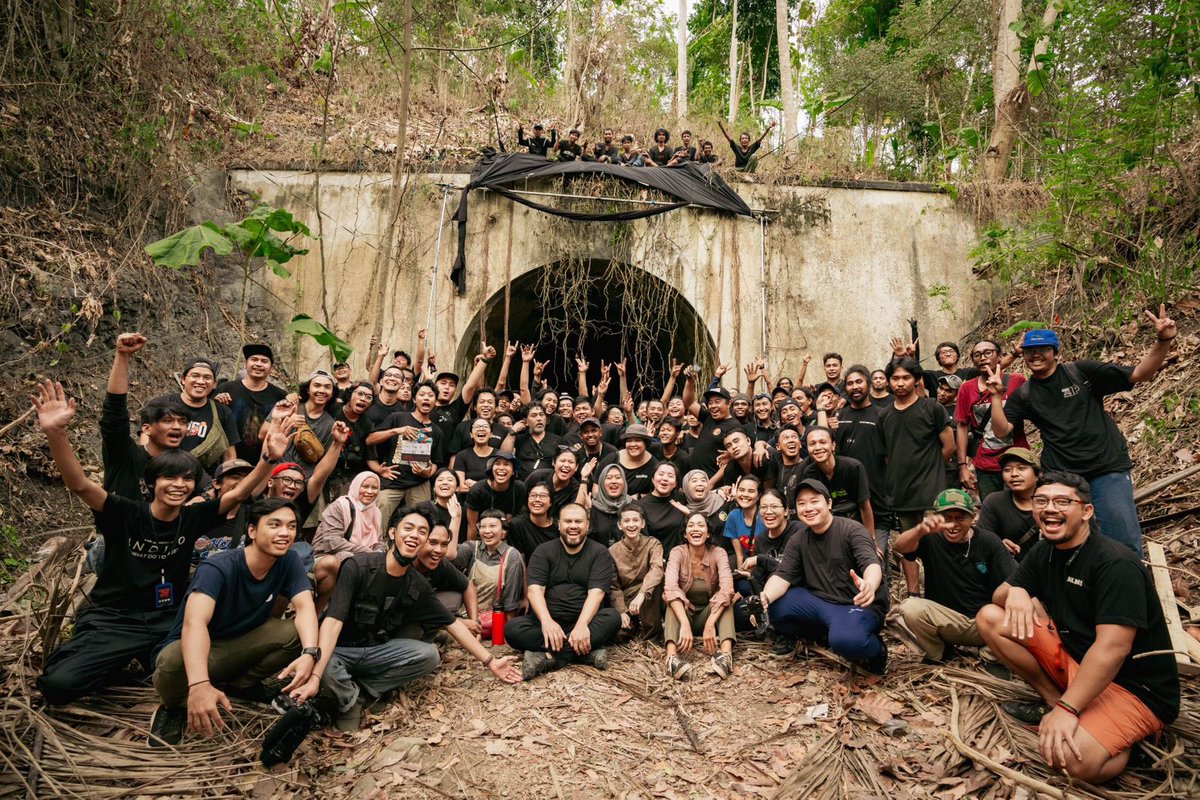 jokoanwar's tweet photo. Salam dari para pemain dan kru film Siksa Kubur, teman-teman. Terimakasih udah nonton, terimakasih apresiasinya. Kami terharu Siksa Kubur bisa jadi bahan diskusi, bahan ngobrol, tentang filmnya, tentang film secara umum, dan hal-hal lain dalam hidup. Mudah-mudahan dengan ngobrol, pertemanan makin erat, kekeluargaan makin hangat. Maaf atas kekurangan film kami dan maaf jika ada yang tidak berkenan. Terimakasih. Kami tidak menyangka air akan mengalir segini jauh. Terimakasih.