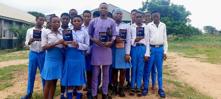 This morning at Community High School, Amokwe in Udi Local Government Area of Enugwu State. Chuks Eze  ordered some copies of Fiziksi to be donated to his community school. The initial plan was to go Ụwanị Amokwe and Idedu but the places have only primary schools.