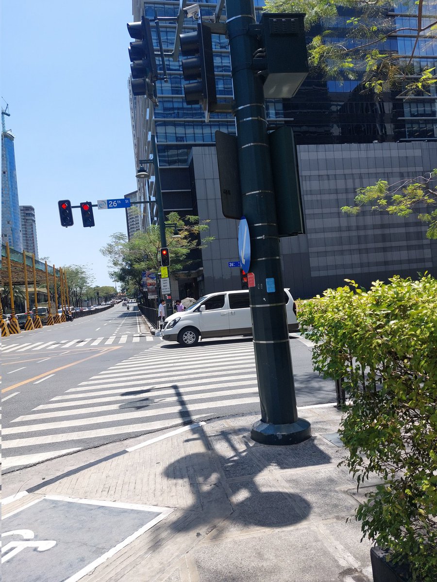 tutusandpointes's tweet photo. and here's why makati > bgc

sa bgc the trees provide no shade 💀 if there are even any trees at all. Purely for decoration lang. https://t.co/4XSSzDV1df