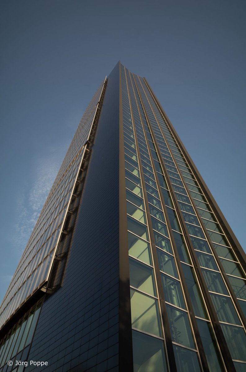 Arag-Haus.     #düsseldorf #arag #fassaden #araghaus #architektur #hochhaus #skycraper #wolkenkratzer #hochhäuser #gebäude #rkwarchitektur #fosterpartners #streetphotography #streetphoto #streetphotos #l46033