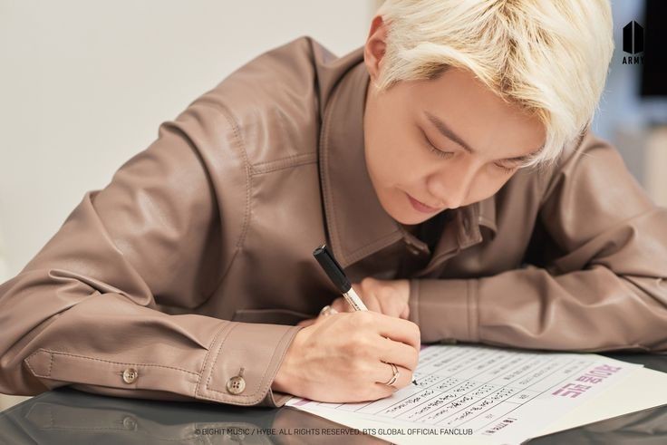 sky_bloomi's tweet photo. "Dear diary, everyone is obsessed with me " https://t.co/SLL0g2XlHn