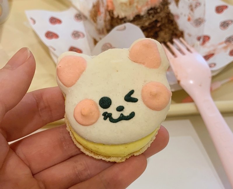 류진냥케이크랑 마카롱🩷 파티세리카페라그런지 디자트 너무 맛있어서 기억에오래오래남을거같은...♡
앨리스님이 굿즈를 잔뜩주셔서 테이블에 쫙 펼치구 플렉스샷찍기...😭😭꺅..
양초도 주시길래 불 붙여서 같이 류진이생파함😭😭 생일축하해🍬🍬🍬