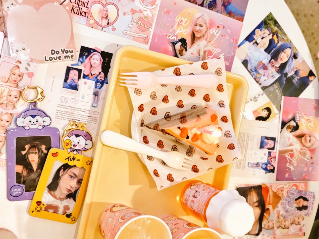 S2_IN_ITZY's tweet photo. 류진냥케이크랑 마카롱🩷 파티세리카페라그런지 디자트 너무 맛있어서 기억에오래오래남을거같은...♡
앨리스님이 굿즈를 잔뜩주셔서 테이블에 쫙 펼치구 플렉스샷찍기...😭😭꺅..
양초도 주시길래 불 붙여서 같이 류진이생파함😭😭 생일축하해🍬🍬🍬 https://t.co/5QV1iaL70S