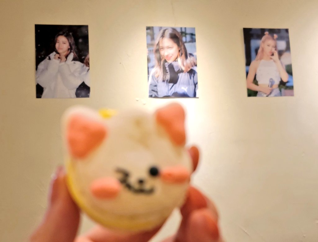 S2_IN_ITZY's tweet photo. 류진냥케이크랑 마카롱🩷 파티세리카페라그런지 디자트 너무 맛있어서 기억에오래오래남을거같은...♡
앨리스님이 굿즈를 잔뜩주셔서 테이블에 쫙 펼치구 플렉스샷찍기...😭😭꺅..
양초도 주시길래 불 붙여서 같이 류진이생파함😭😭 생일축하해🍬🍬🍬 https://t.co/5QV1iaL70S