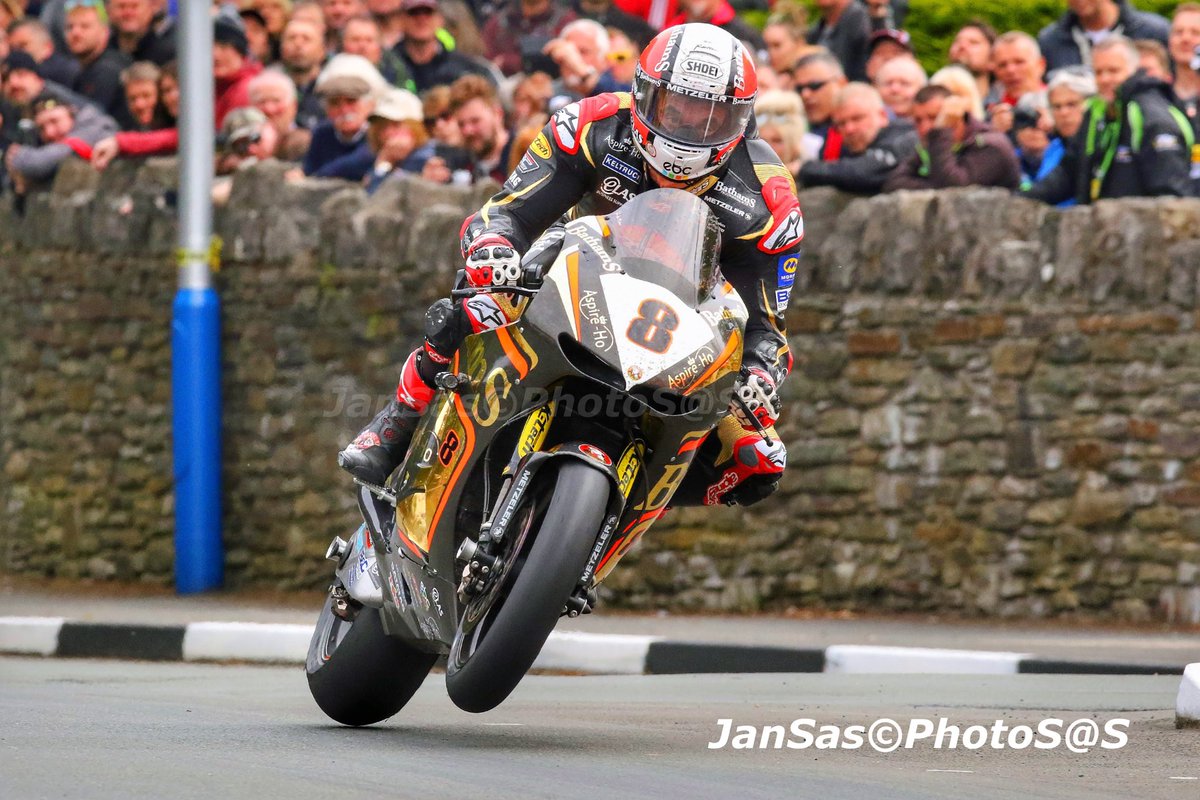 Always stylish @michaelrutter_ at the @ttracesofficial Senior 2019 crossing St.Ninians. @ShoeiHelmetsUK @alpinestars @BathamsRacing @thebathams @KTechSuspension #wheeliewednesday #iomtt2019 #isleofmantt  📸 ©Photosas