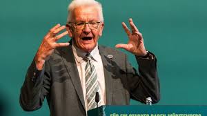 Baden-Württembergs grüner Ministerpräsident Kretschmann erklärt das Erlernen einer 2. Fremdsprache in Zeiten der Künstlichen Intelligenz für verzichtbar. Ziel der Grünen ist offensichtlich die Senkung des geistigen Niveaus der Jugend, um in Zukunft mehr Wähler zu bekommen.
