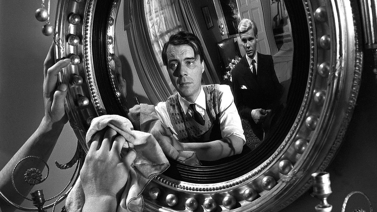 Hommes Sweet Hommes… Dans «The Servant» (1963), Dirk Bogarde incarne un domestique apparemment modèle, qui va peu à peu prendre le pouvoir sur son maitre (James Fox) au point de l’asservir. La puissance de l’interprétation sublimée par la mise en scène de Losey @GarconsOfficiel