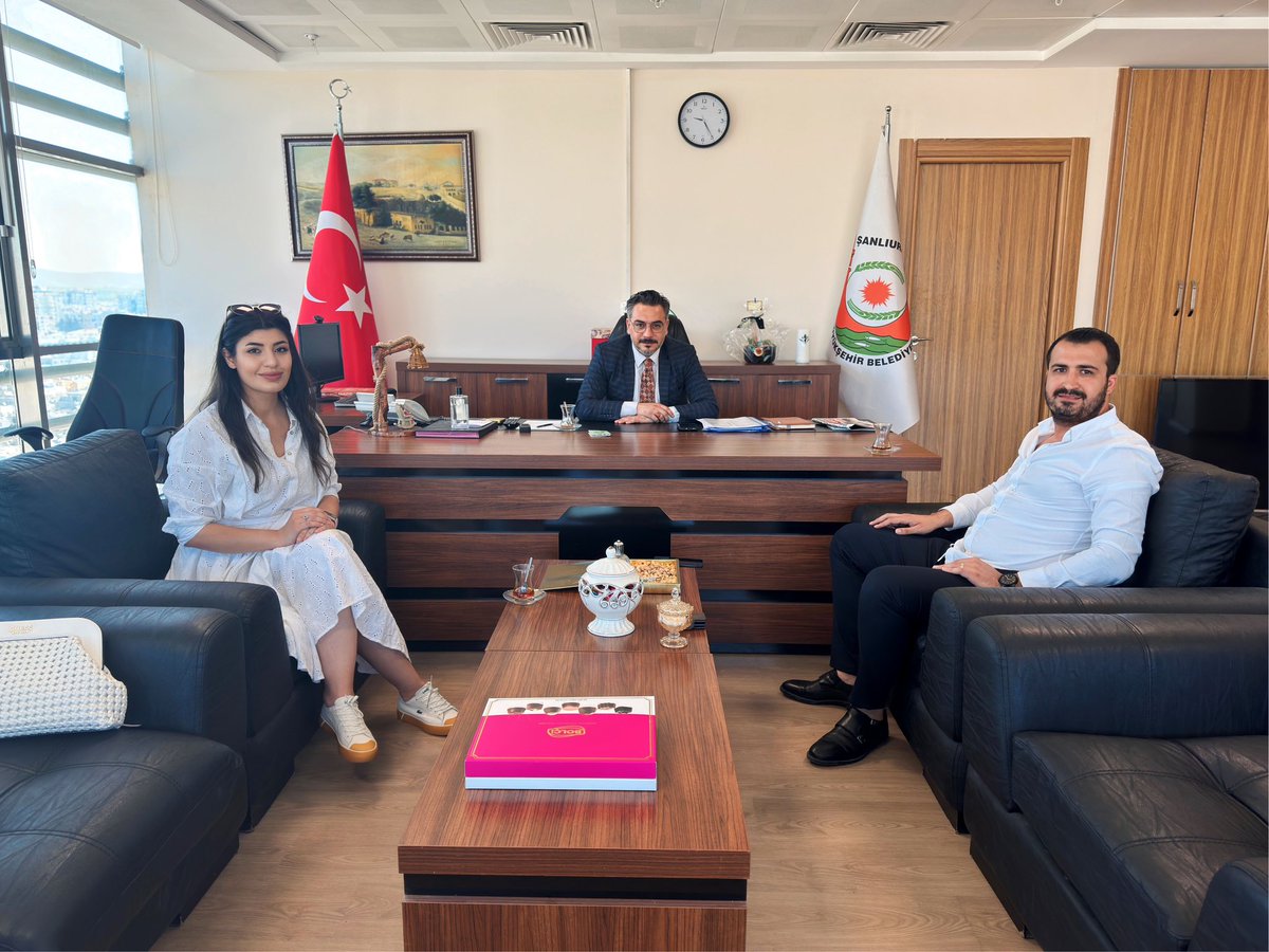 Memleketimde güzel işler oluyor. 
Şanlıurfa Büyükşehir Belediyesi Basın, Yayın ve Halkla ilişkiler Daire Başkanlığı emin ellerde. 

Tebrik ediyorum <a href="/omeryilan/">Ömer YILAN</a> 👏