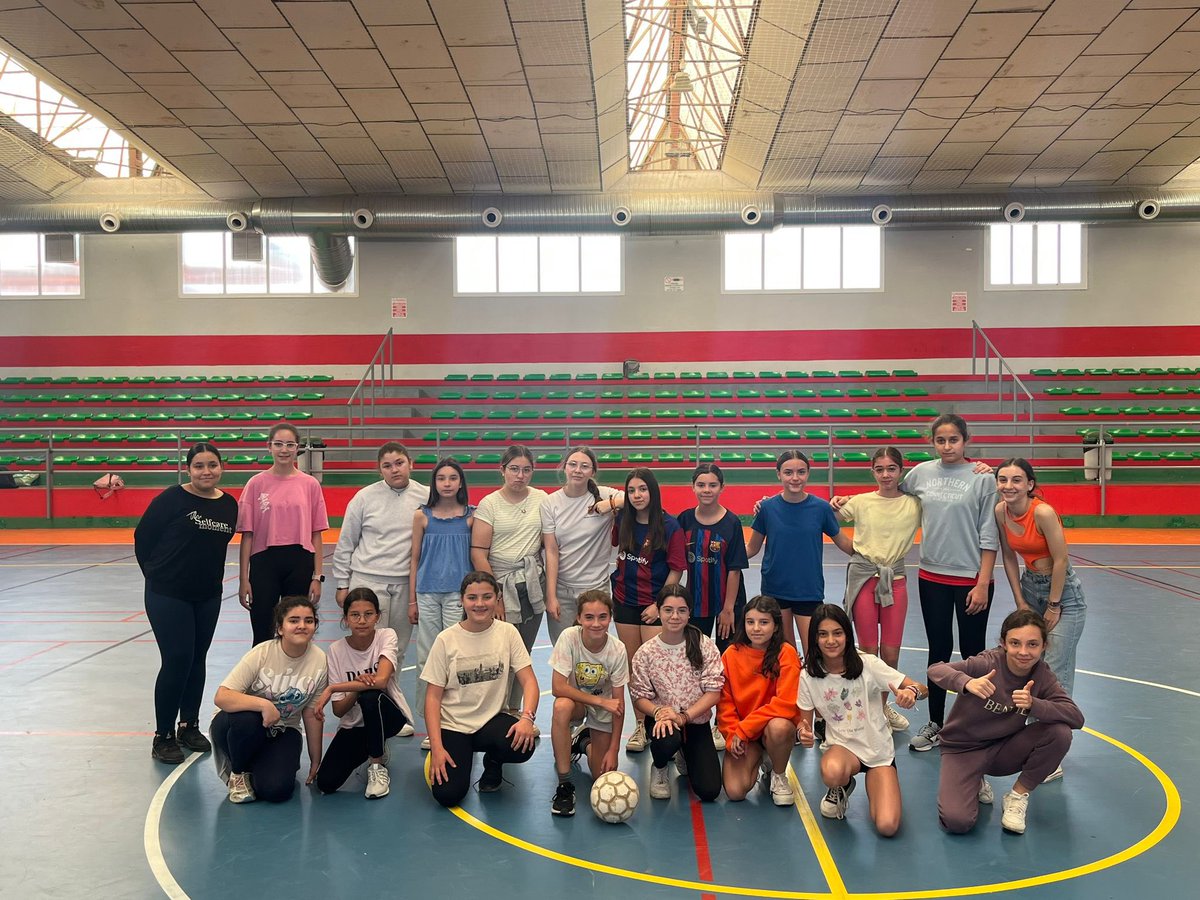 iescantillana's tweet photo. En el IES Cantillana se fomentan los recreos activos e inclusivos. Esta semana han comenzado los torneos de fútbol sala femenino para 1ºESO y Bachillerato con una gran participación por parte de las alumnas 👏👏 https://t.co/eItuJ9OdpE