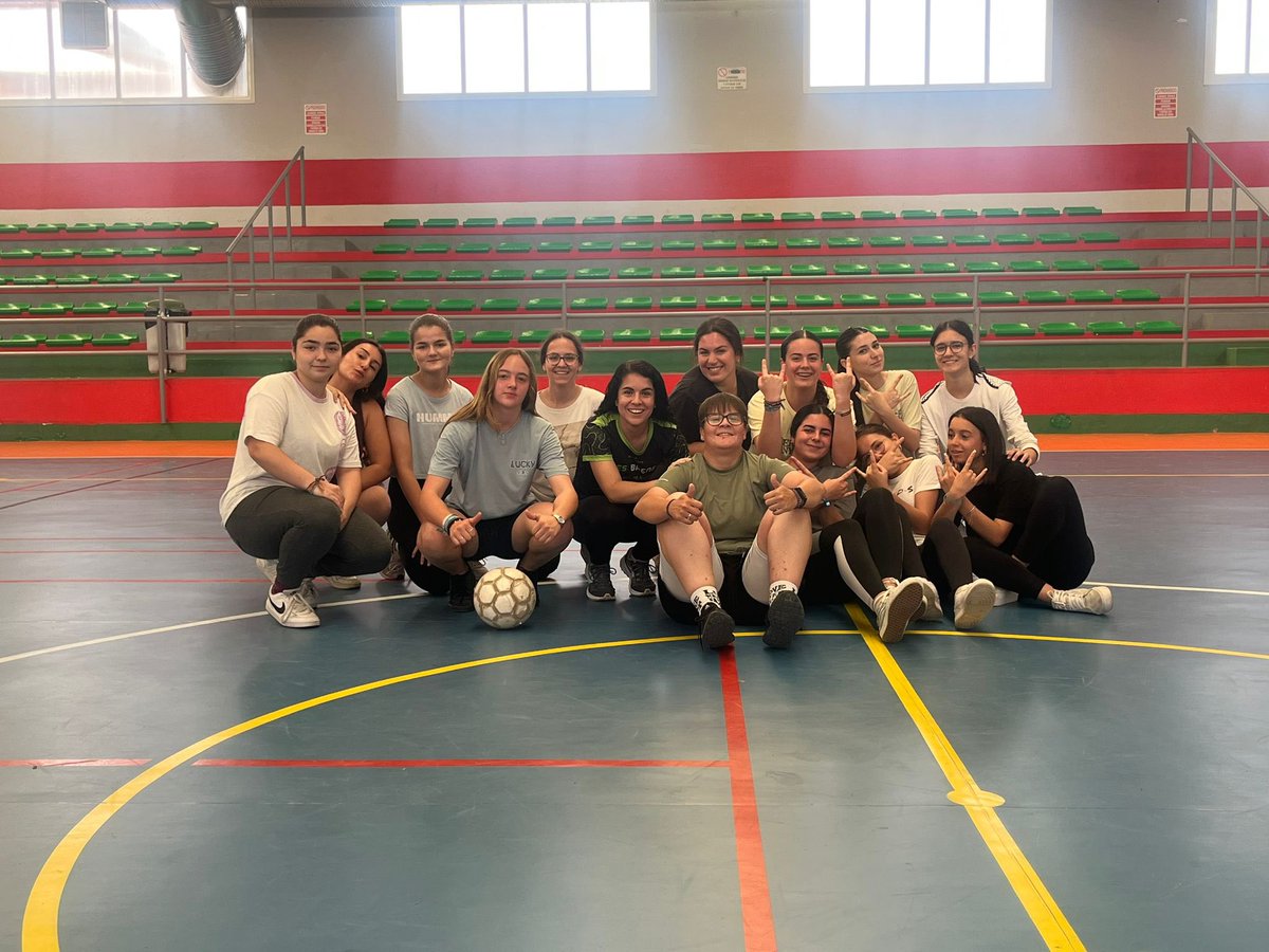 En el IES Cantillana se fomentan los recreos activos e inclusivos. Esta semana han comenzado los torneos de fútbol sala femenino para 1ºESO y Bachillerato con una gran participación por parte de las alumnas 👏👏