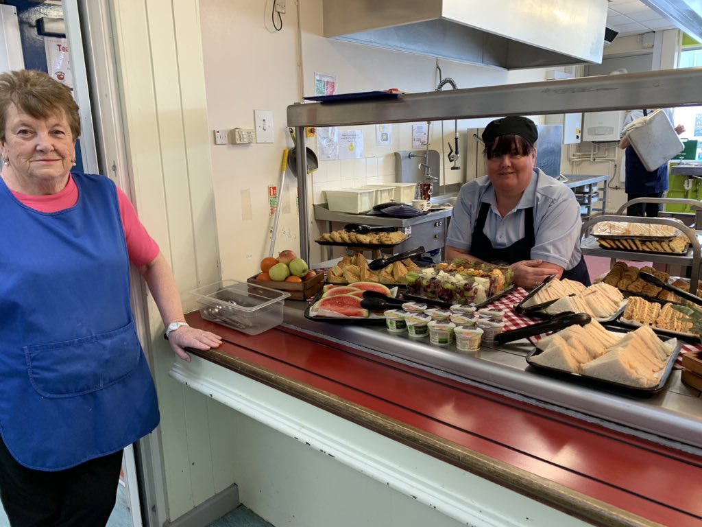 Lunch is looking good - roast beef and yorkies today! 😋🍽️ #schooldinners @mellorscatering 🍱🥗🥙🥩