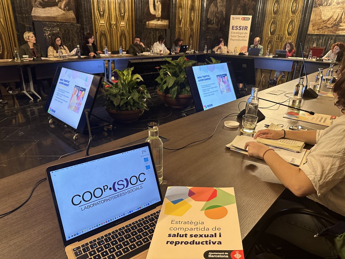 Avui acompanyem <a href="/bcn_ajuntament/">Ajuntament de Barcelona</a> i la regidora @mvillacendan i <a href="/dmalmusi/">Davide Malmusi</a> a la taula #ESSIR:
 Què s'ha fet?
📢Campanya Visca el Sexe Lliure (d'Infeccions)
📒Plataforma recursos d'educació afectivo-sexual
🎯 Triptic IVE

Calen polítiques transformadores per garantir l'impacte social
