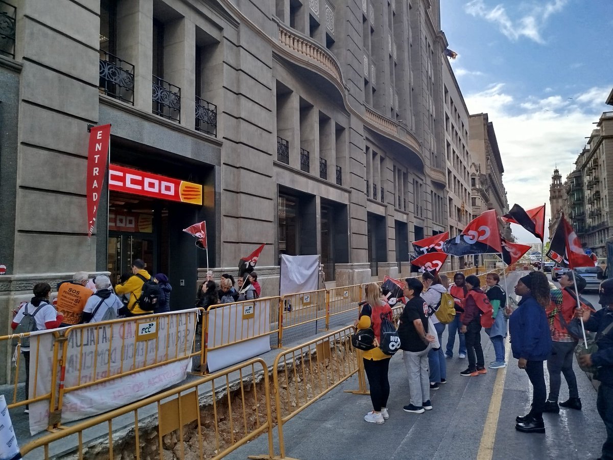 Aquest matí hi ha hagut una protesta per la lluita VI conveni SAD Catalunya de les companyes d'atenció domiciliària davant la seu de CCOO.