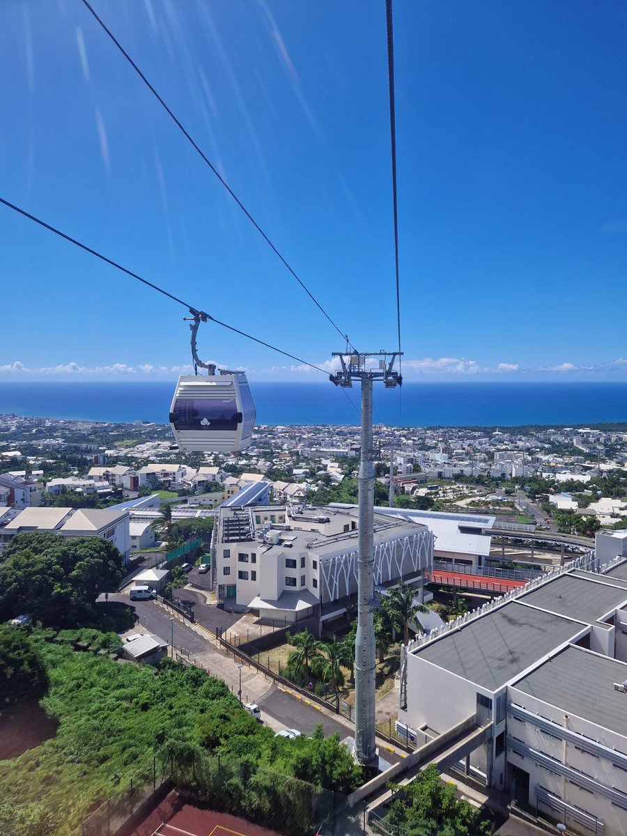 Séquence mobilité à La Réunion 🚡 🚌 Le groupe @caissedesdepots est présent aux côtés des élus locaux pour leurs projets de transports et de mobilité, essentiels à l’aménagement du territoire, comme ici sur l’île avec la Nouvelle Route du Littoral et le téléphérique Papang.