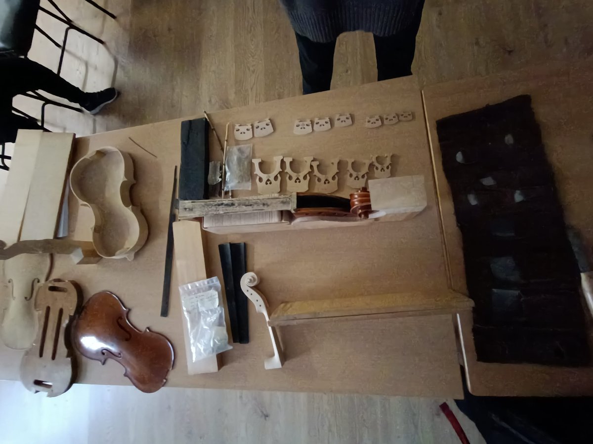 INSTPamies's tweet photo. Avui ens ha visitat a l'institut el luthier mestre artesà Eduard Bosque, que ha explicat a 1r d'ESO el procés de creació, construcció i restauració dels instruments de corda fregada. https://t.co/sJJpBNTgKY
