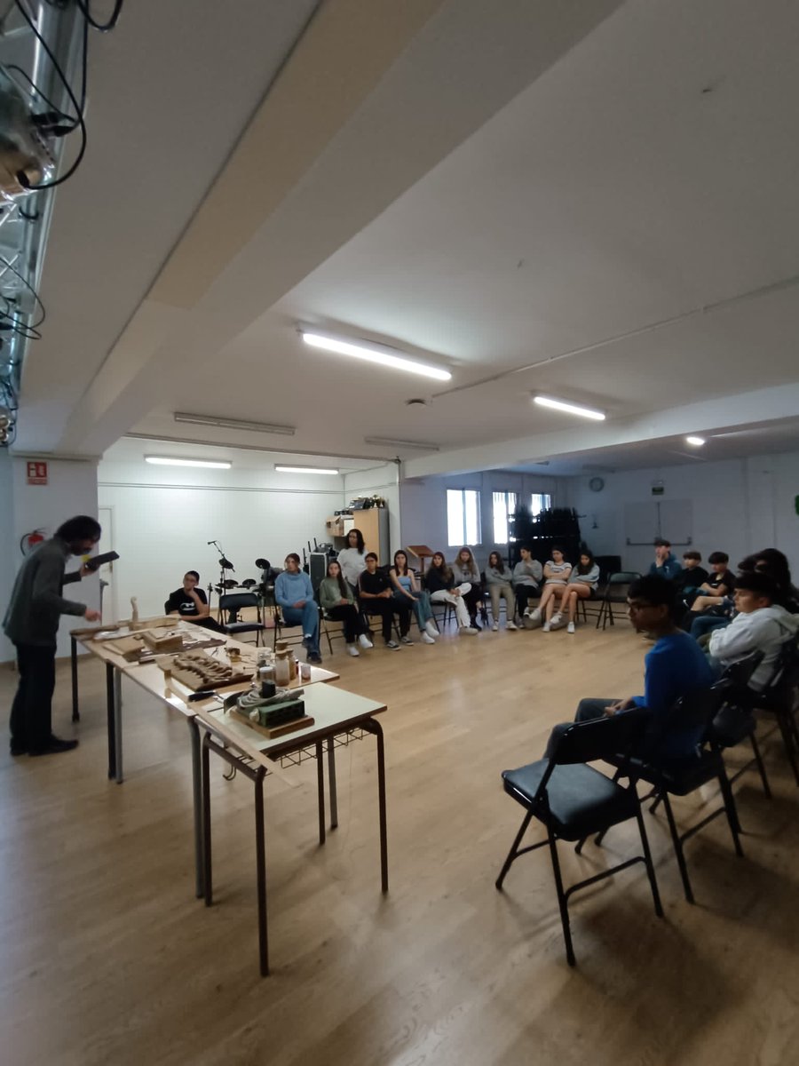 INSTPamies's tweet photo. Avui ens ha visitat a l'institut el luthier mestre artesà Eduard Bosque, que ha explicat a 1r d'ESO el procés de creació, construcció i restauració dels instruments de corda fregada. https://t.co/sJJpBNTgKY