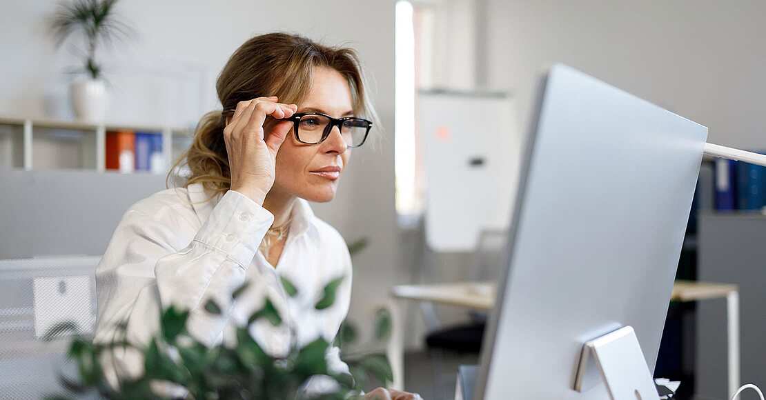 KGS_eV's tweet photo. 👓💼 Deine Sicht, dein Erfolg! 👓💼
Müde Augen und Kopfschmerzen am Bildschirm? Hier sind unsere Tipps:
https://t.co/D6RPqUiQxe
Übrigens Beschäftigte haben Anspruch auf eine Computerbrille – Arbeitgeber übernehmen die Kosten.
Bildquelle: © Andrii Borodai / https://t.co/SSGnoV4zEr https://t.co/FBeCZB1LLh