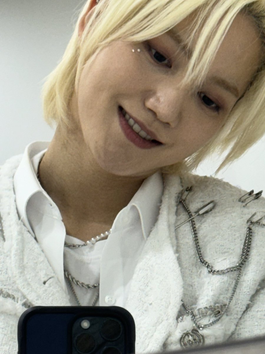 ONF_members's tweet photo. #온앤오프

대기실에서😈

#승준 https://t.co/RHLwHTS6Iu