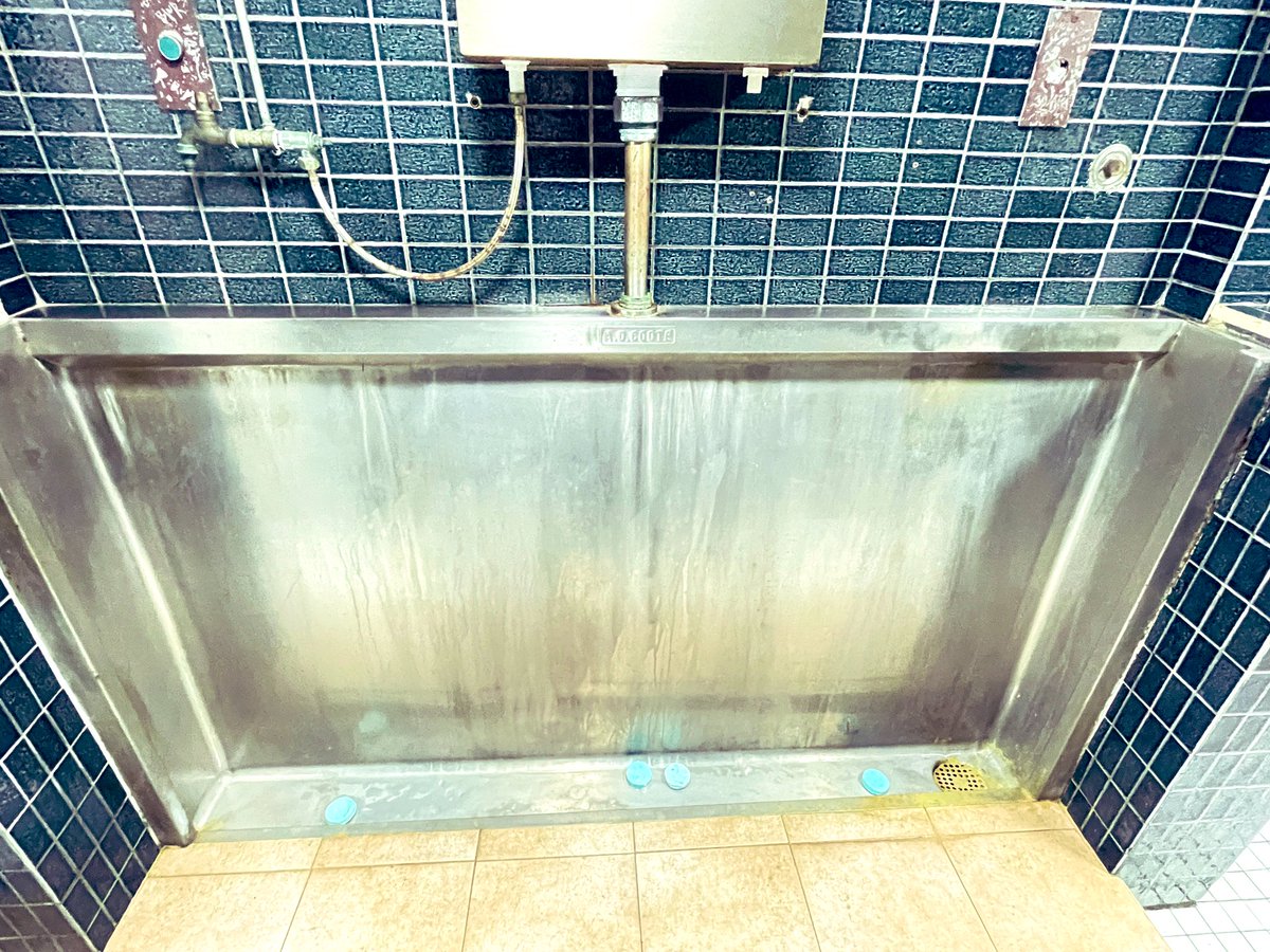 オーストラリアの公衆トイレ（男） 日本にも、まだあったよね、こーゆーとこ。 立板に水。 #オーストラリア　 #Australia #公衆トイレ #みんな仲良し #立板に水