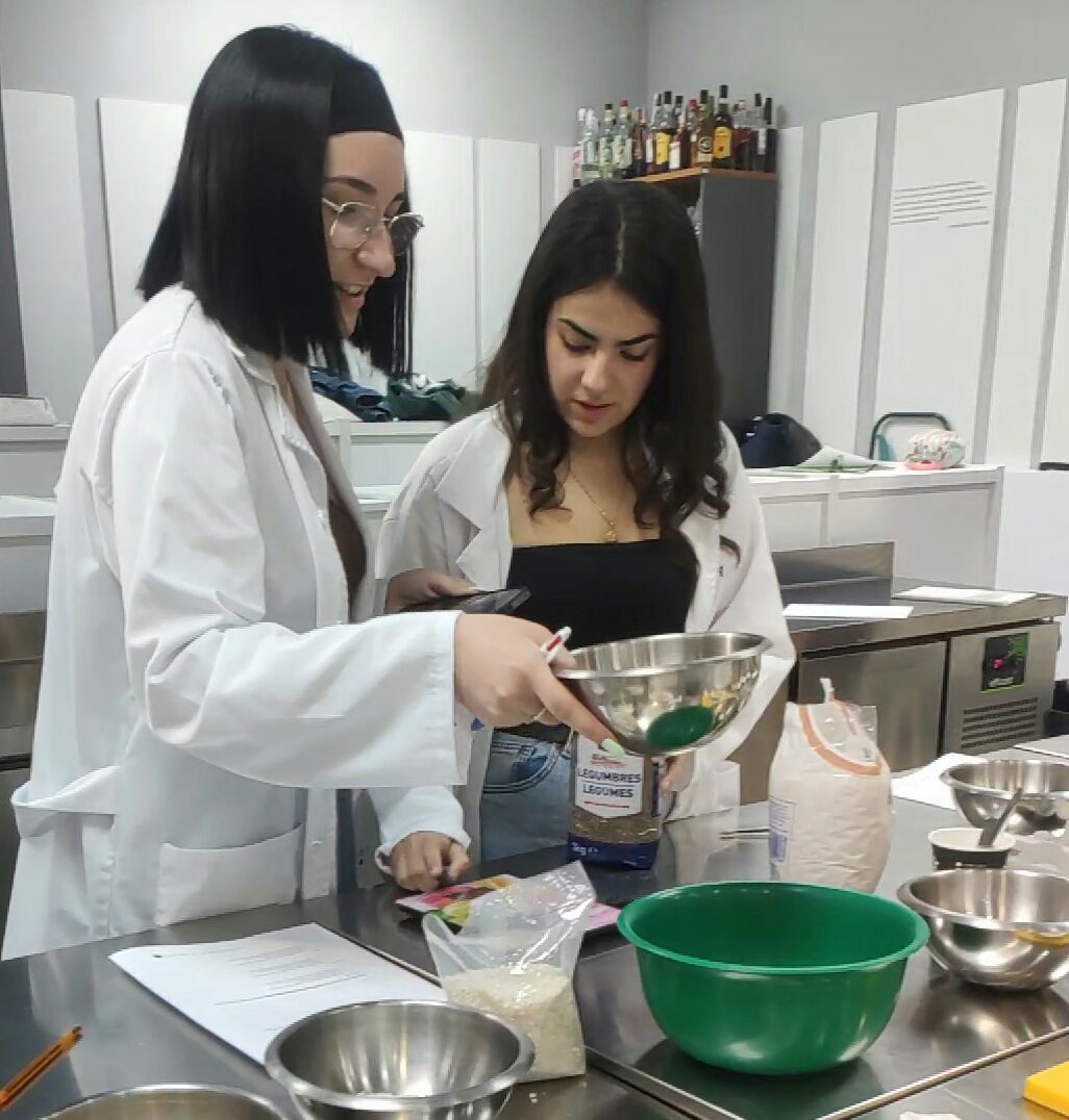 FPUCAM's tweet photo. 📌 Los alumnos de 1° de Dietética han experimentado con diversos alimentos 🍑🥑🍅 en las prácticas de los módulos de alimentación equilibrada y control alimentario ‼️
#ucamfp #dietetica #formacionprofesional https://t.co/1sjTJ08xDk