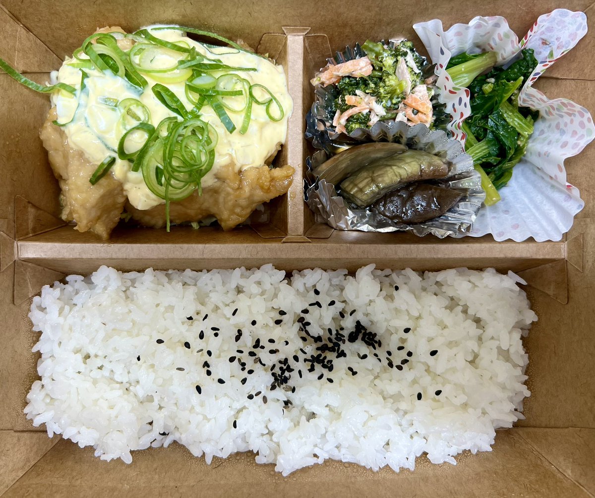 W_Reha_Prof_U's tweet photo. 水曜日のお弁当🍱は
「tonari cafe」さん

野菜がしっかり入っていて美味しい😋

お店はカフェをやっています。

実は、紀のいえデイサービスに併設された、地域の方々が気軽に立ち寄れて交流できるカフェです。
代表は、作業療法士である嵜山さん✨

https://t.co/26nALMux2I https://t.co/NZFBdwBXaO