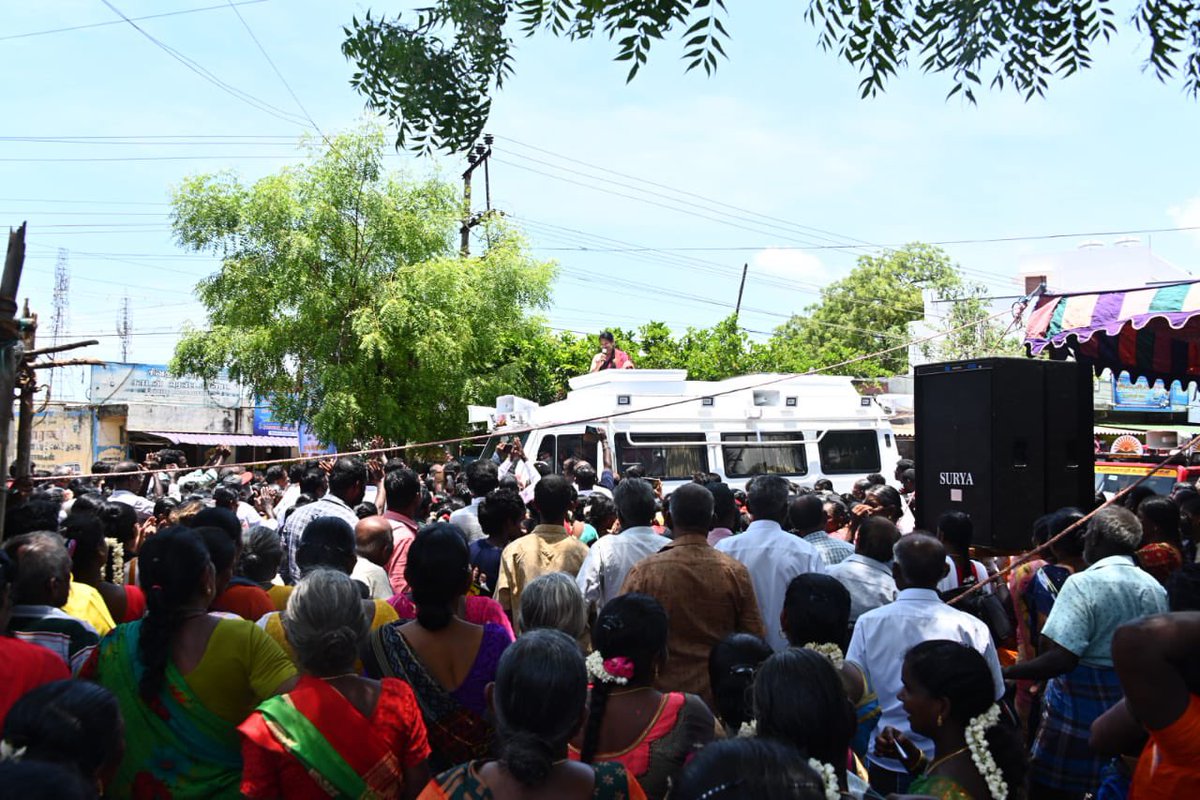 இந்த நாட்டை பின்னோக்கி இழுத்துச் செல்ல முயலும் பாஜகவின் பிற்போக்குவாத அரசியலுக்கு முடிவு கட்டும் நேரமிது. நாட்டைக் காக்க நாற்பதையும் வெல்வோம்! ஓட்டப்பிடாரம் - புதுக்கோட்டை பகுதி மக்களிடம் உதயசூரியன் சின்னத்தில் வாக்களித்து மீண்டும் என்னை வெற்றி பெறச் செய்திடுமாறு ஆதரவு