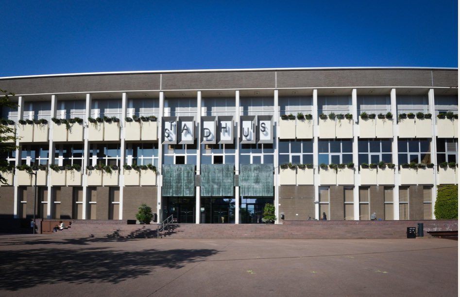 Bu Belçika’nın 1982 de inşa edilmiş Genk şehrinin tek Belediye binası .Halka hizmet dışında 
Burada kiralık toplantı odaları halka kiralanır ve Belediyenin kasasına girer ayrıca halka açık sergiler , gösteriler keza yine  hizmet için kasaya girer