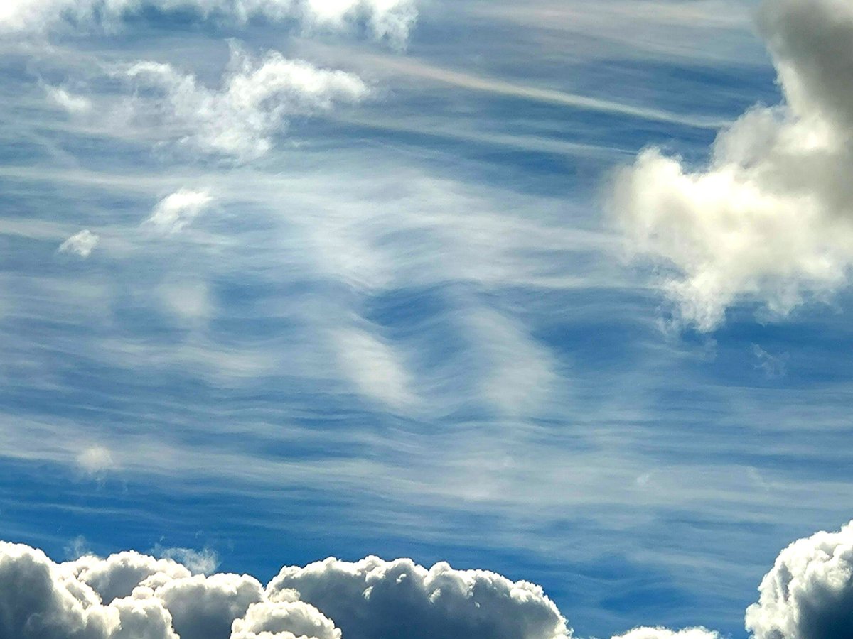 Rippling #CirrusFibratus (#GravityWaves? #WindShear?) over the #SurreyHills + some #iridescence
@CloudAppSoc @StormHour @metoffice @ThePhotoHour @PeterGWeather @MetMattTaylor @liamdutton #StormHour #loveukweather