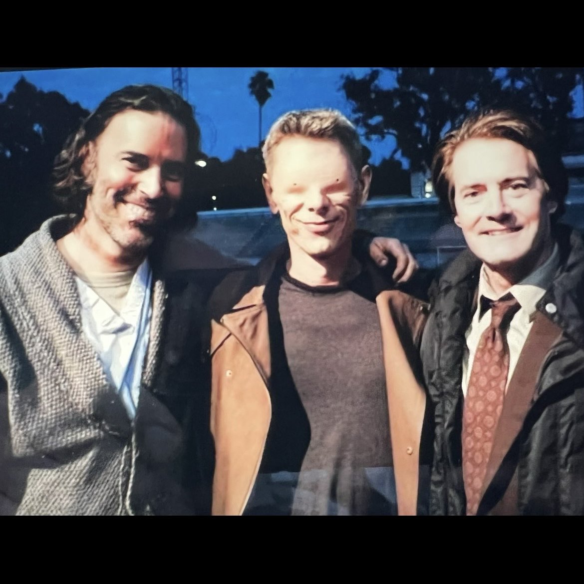 JeffDanPhillips's tweet photo. My poor friend #JamieHarris had to be in this state for weeks, looking through pin holes. They later CGIed out the 2 dots . It was crazy helping him eat dinner.
#AgentsOfShield @kyle_maclachlan @agentsofshield #angarthescreamer https://t.co/R2KwcRBuXA