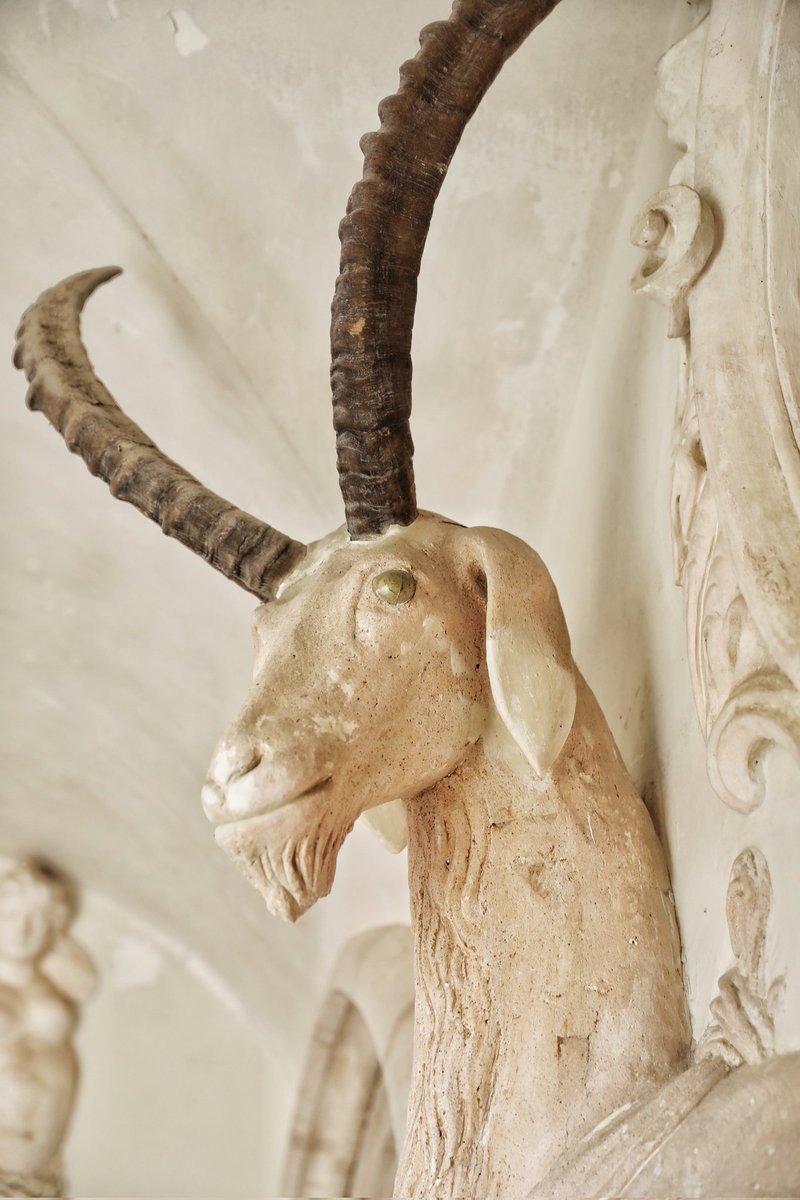 ChateauCommarin's tweet photo. 🔴 𝗜𝗡𝗦𝗢𝗟𝗜𝗧𝗘 🦄 | #LeSaviezVous ? Cette licorne, installée dans l'escalier d'honneur du château en 1630, a perdu sa corne au fil du temps. Au XIXe siècle, celle-ci fut remplacée par deux cornes de bouquetin ! 🤭
À #Commarin, rien ne se perd, tout se transforme ! 💪 https://t.co/76E4vDLC5s