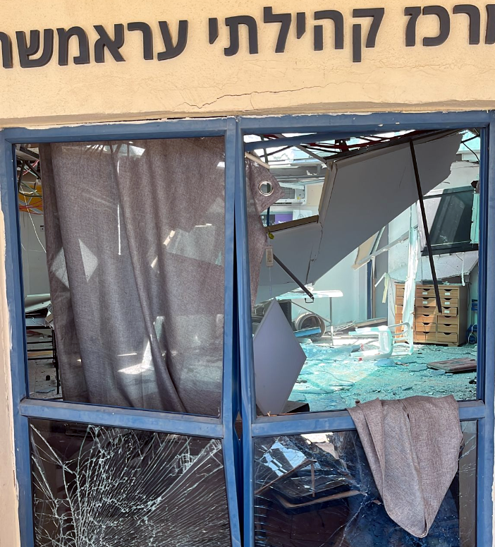BREAKING: Amid ongoing rocket fire into northern Israel during past hour, at least 6 are hurt, 1 seriously, as an enemy rocket crashes into a community center in Arab al-Aramshe, a Bedouin town in Israel's western Galilee. timesofisrael.com/liveblog_entry… via @timesofisrael