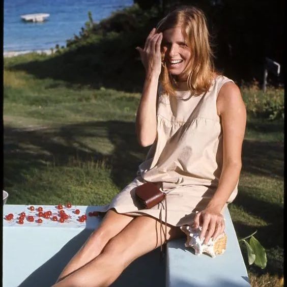 Remembering Linda McCartney today, who passed away on this day in 1998.