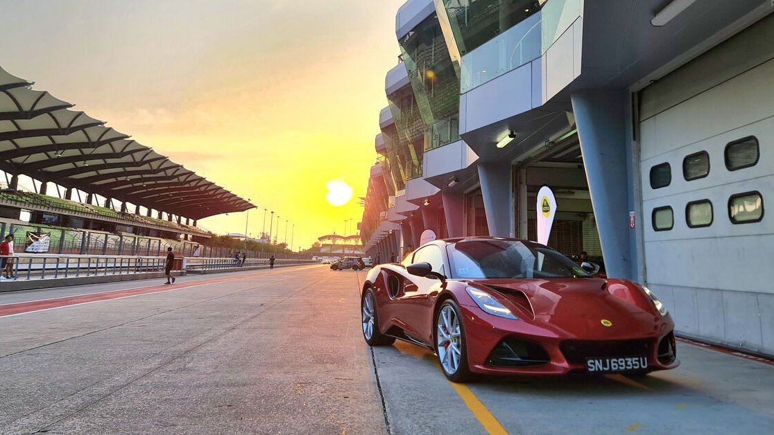 SSC_Sydney's tweet photo. Magma red in the golden hour - The Lotus Emira is capable of achieving a top speed of 290 kilometers per hour.

#lotus #emira https://t.co/V8ChgMIbtw