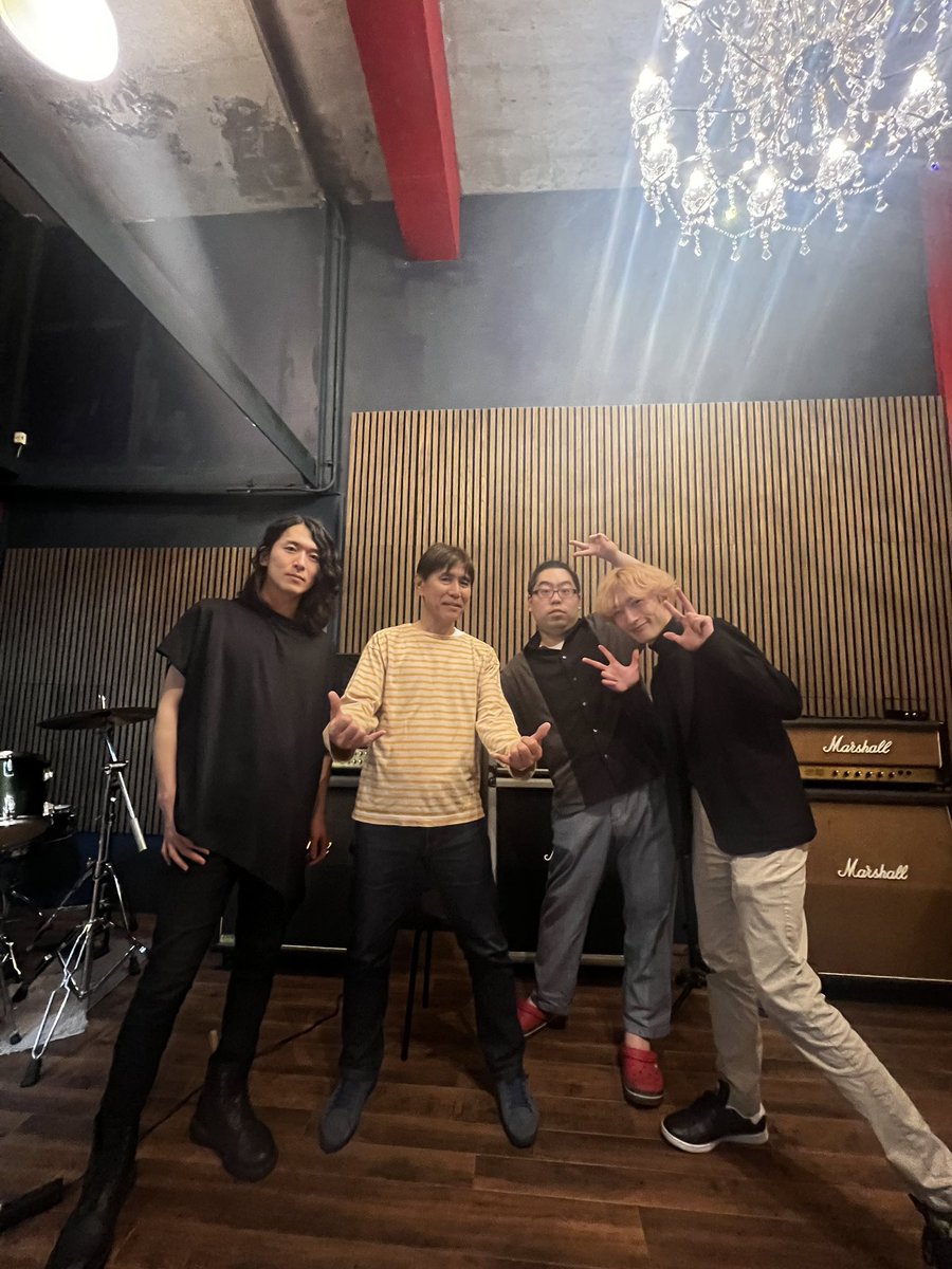 Masa_Aumrize's tweet photo. 10代の頃からとてもお世話になっている恩人の浦野さんがオープンしたライブハウス、
SEVEN BRIDGES ROAD(https://t.co/WPPwRnXj2R)。

大切なオープン日に最高な面子でイベントのホストをさせて頂けて光栄でした。
開店おめでとうございます🍻

L to R 📸  自分、浦野さん、@tktyamakawa 、@tb_700 https://t.co/Vv9HwWzZ6s