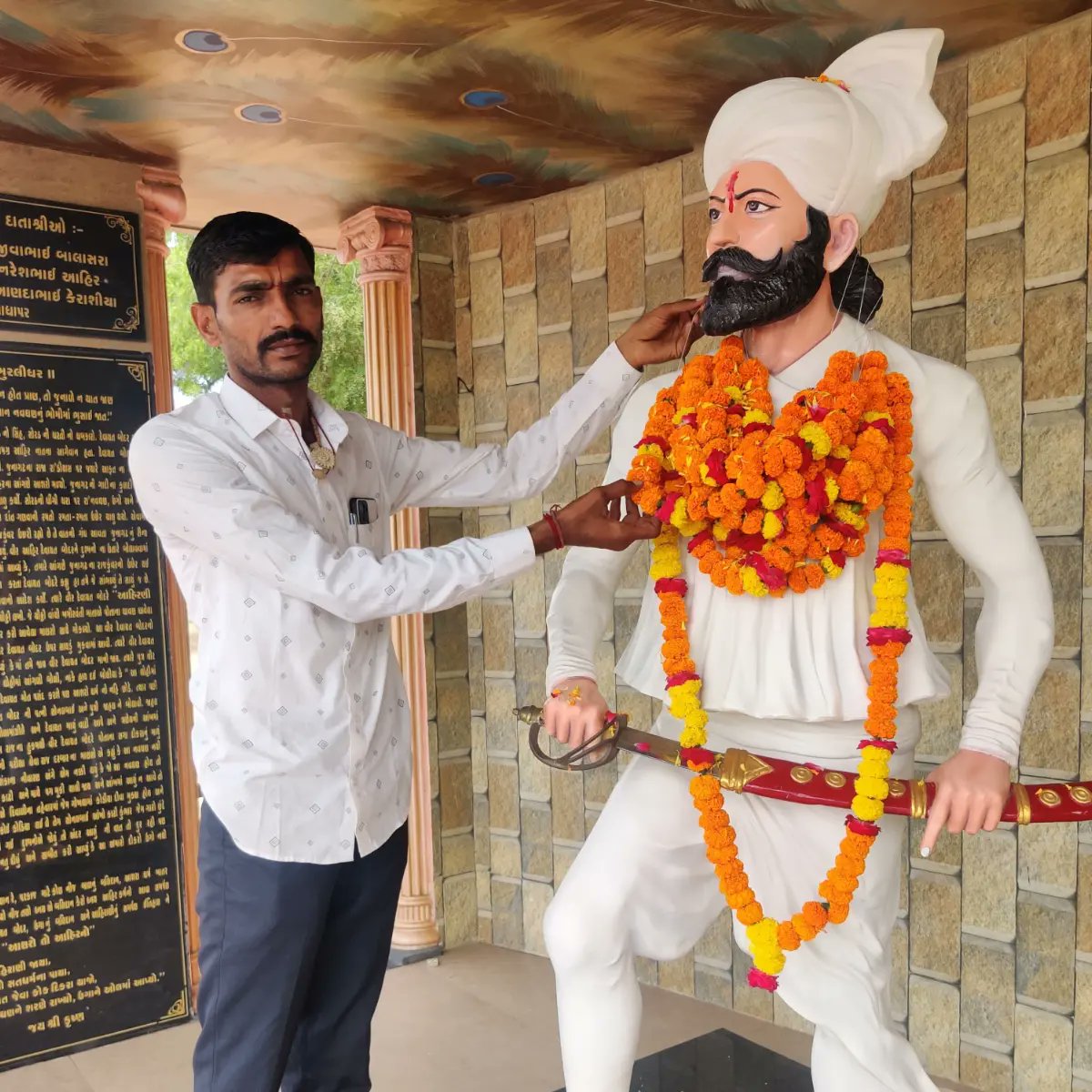 JagdishChhanga's tweet photo. યદુકુળ શિરોમણી શ્રી વીર આહિર દેવાયત આપા બોદરની પુણ્યતિથી નિમિત્તે તેમને કોટિ કોટિ વંદન
#devayatBodar 🙏🙇 https://t.co/8vkeQouLaY