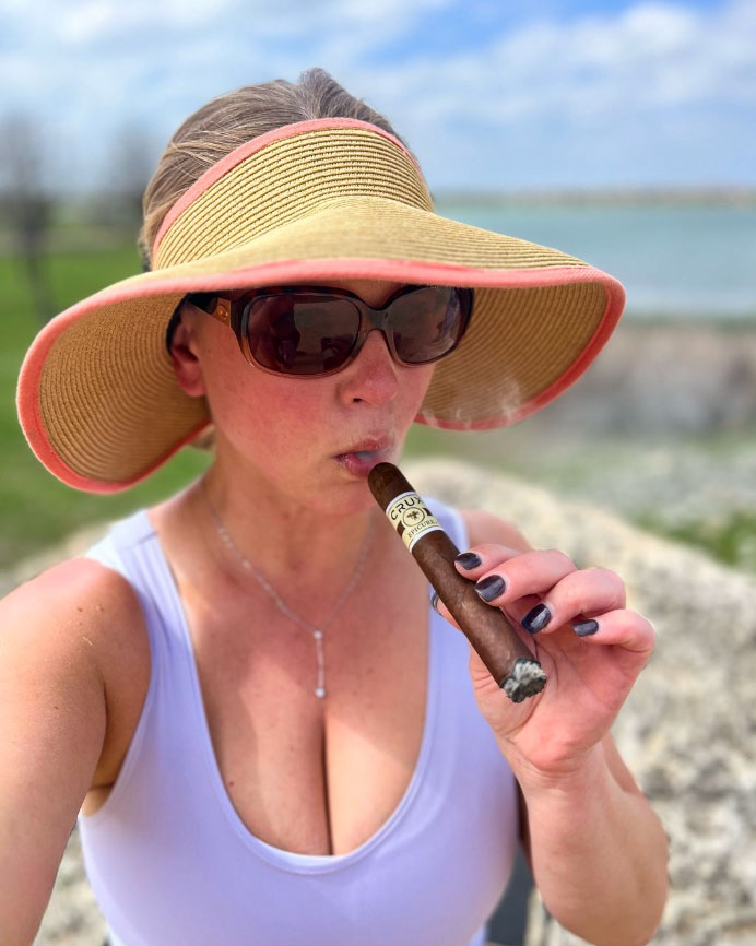 Beach, please! 📷 insta: i.heart.cigars #cruxepicurecigar #cigarians #sotl #ladyoftheleaf #cigarsociety #cigarlife #cigaroftheday #relax #hobby #cigarpage
