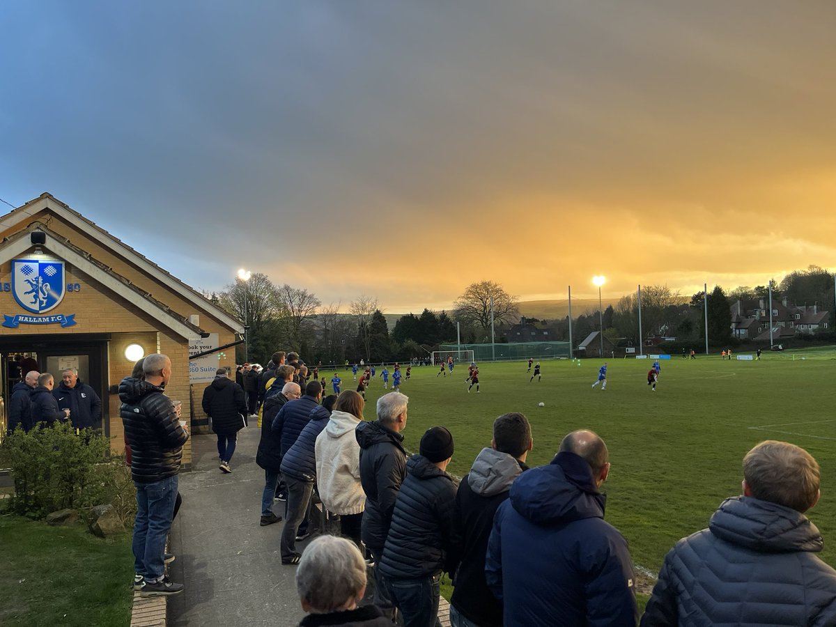 Still can’t get over the sky @HallamFC1860 yesterday. And the light on the other side of the Porter Valley. What a place to watch the match! #Sheffieldissuper #nonleague 🌅 ⚽️